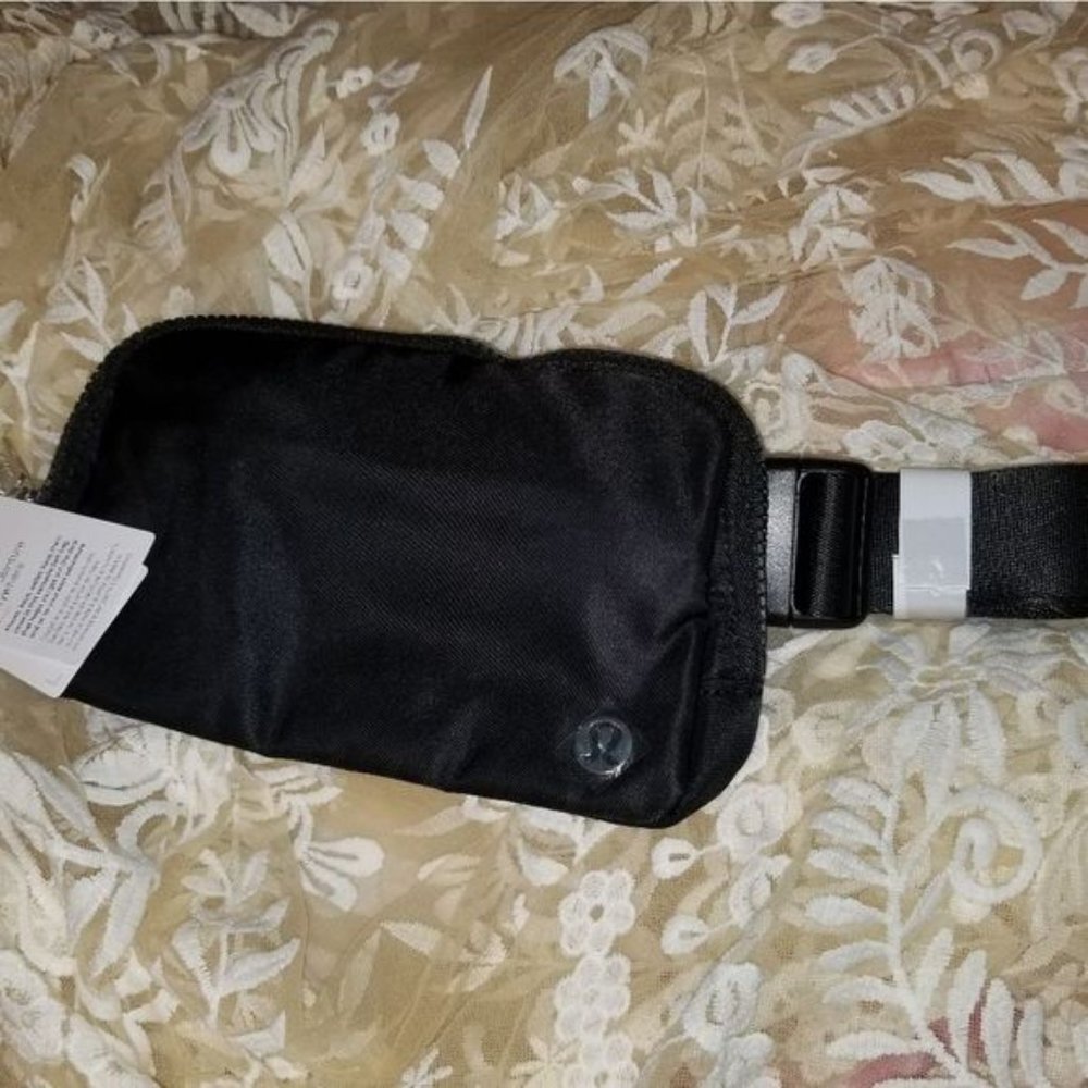 Lululemon Everywhere Belt Bag 1L Original Strap Black Nwt - Picture 10 of 14